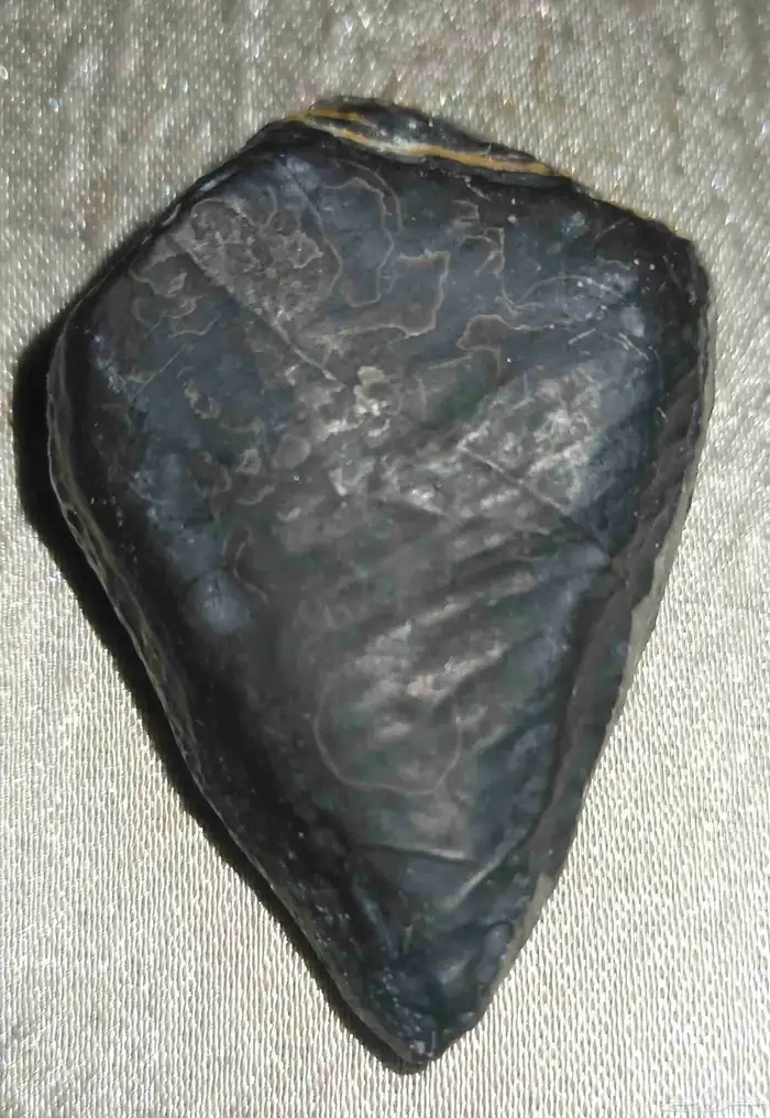 black stone in the shape of a spearhead..شكل رأس رمح 0