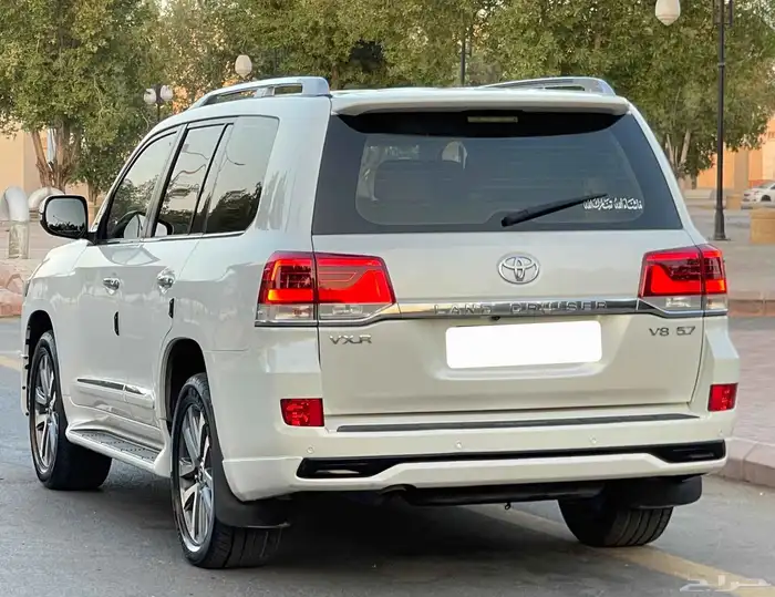 تويوتا لاندكروزر VXR 2016 فل سعودي 5