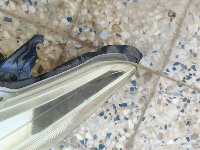 شمعة يارس 2014 وفوق يسار تايلاند L 9