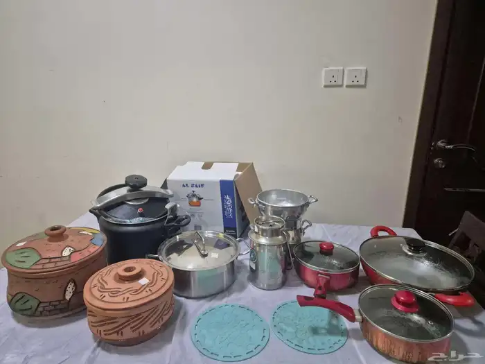 كنب وطاولة خشب واغراض اخرى 6