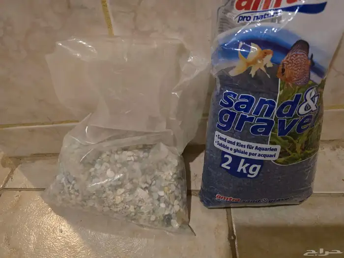 احجار زينه لحوض السمك كل كيس فيه 2 كيلو ازرق و ابيض 0