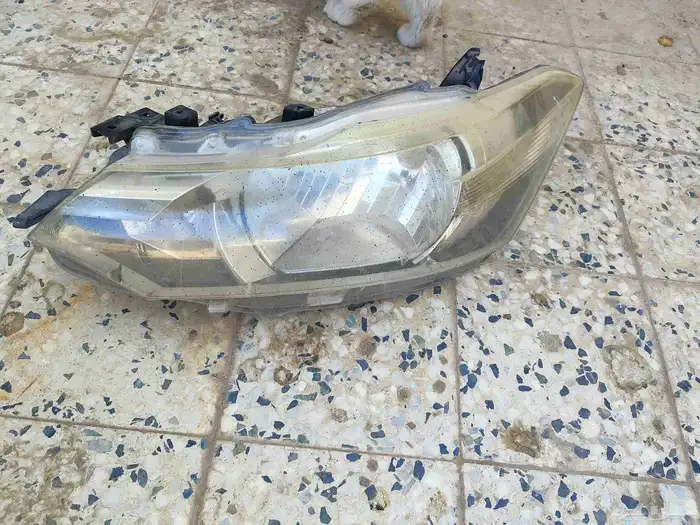 شمعة يارس 2014 وفوق يسار تايلاند L 1