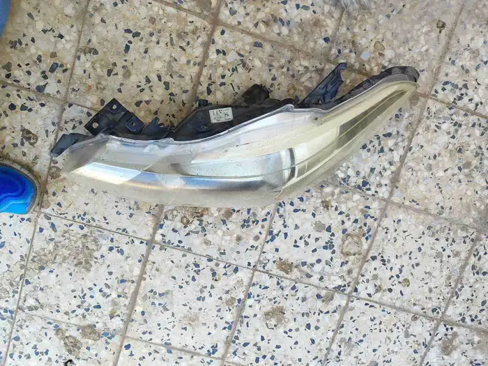 شمعة يارس 2014 وفوق يسار تايلاند L 7