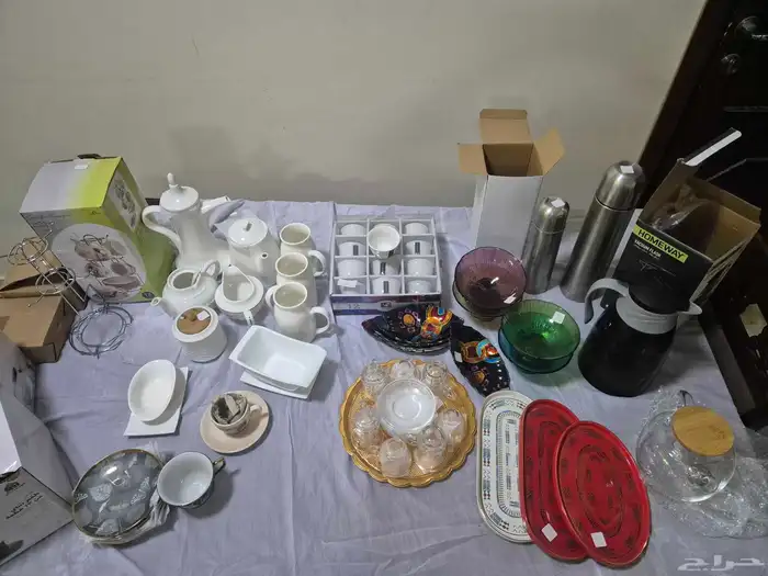 كنب وطاولة خشب واغراض اخرى 9