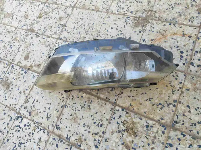 شمعة يارس 2014 وفوق يسار تايلاند L 14