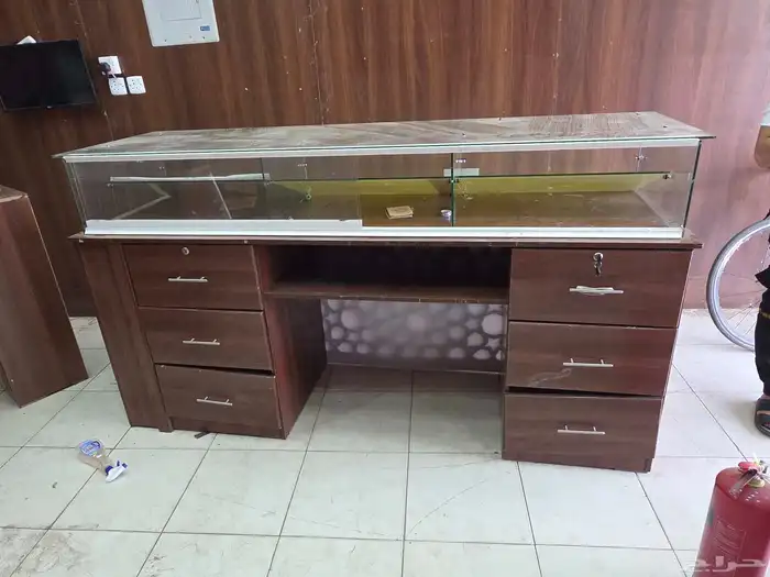 مكتب ب 6 ادراج الحاله ممتاز تصفيه محل اللي يبيه 0