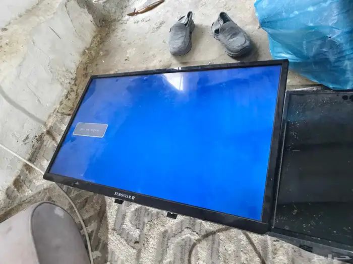 اغراض للبيع ثنتين شاشات وحذيان 3