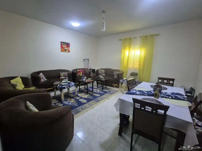 كنب وطاولة خشب واغراض اخرى 1