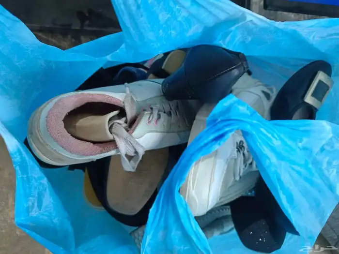 اغراض للبيع ثنتين شاشات وحذيان 1