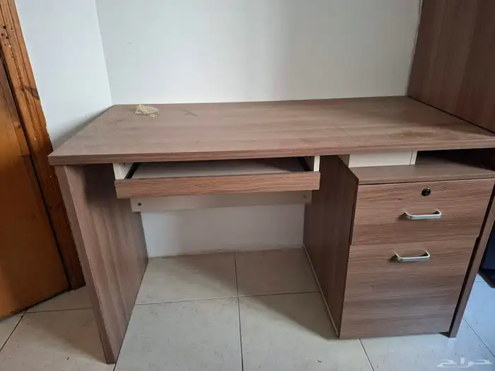 .عدد 3 مكاتب جديد عدد 4 كراسي مكتب جديد 1