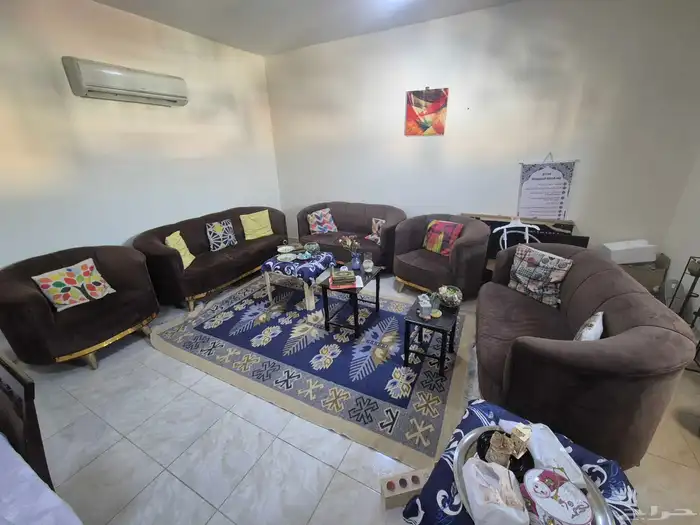 كنب امريكي وسفرات وزرابي وعجانة و طقم صحون 0