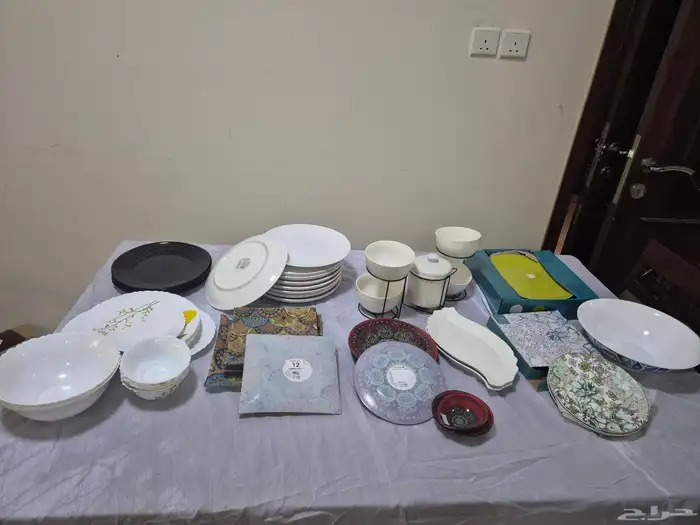 كنب وطاولة خشب واغراض اخرى 8