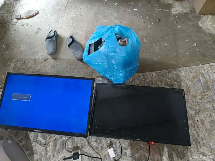 اغراض للبيع ثنتين شاشات وحذيان 0