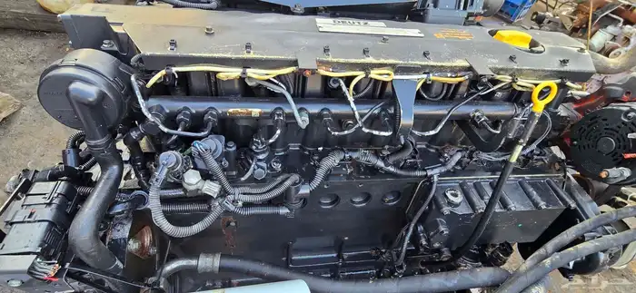 للبيع مكينة فولفو شبه جديدة تركب بوكلينات وشياول ومعدات اسفل 4