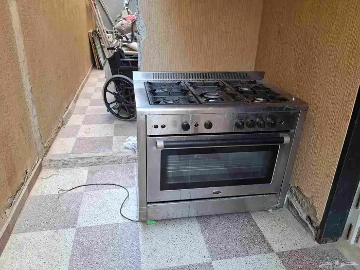 فرن وثنين سرير الفرن شغال نضيف السرير اثنين جديد وعربيه 0