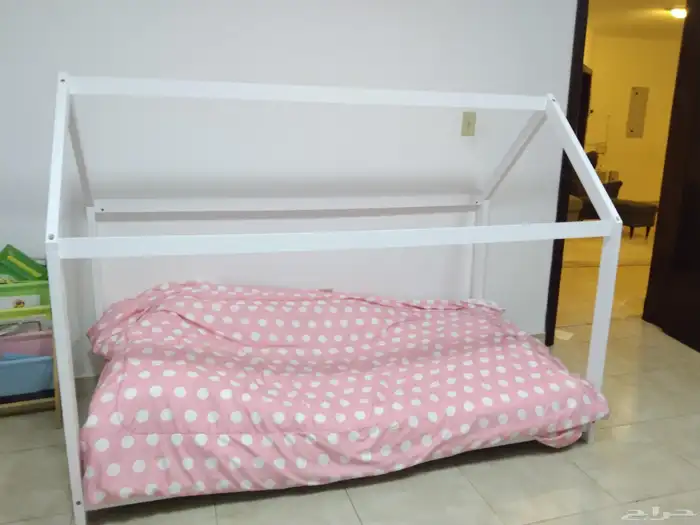 غرفة نوم اطفال مكونه من 3 اسره وتسريحه ودولاب تخزين 0