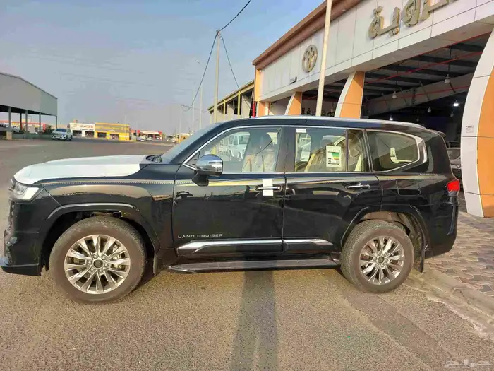 تويوتا لاندكروزر VXS اسود 2022 ممشي 83الف 4