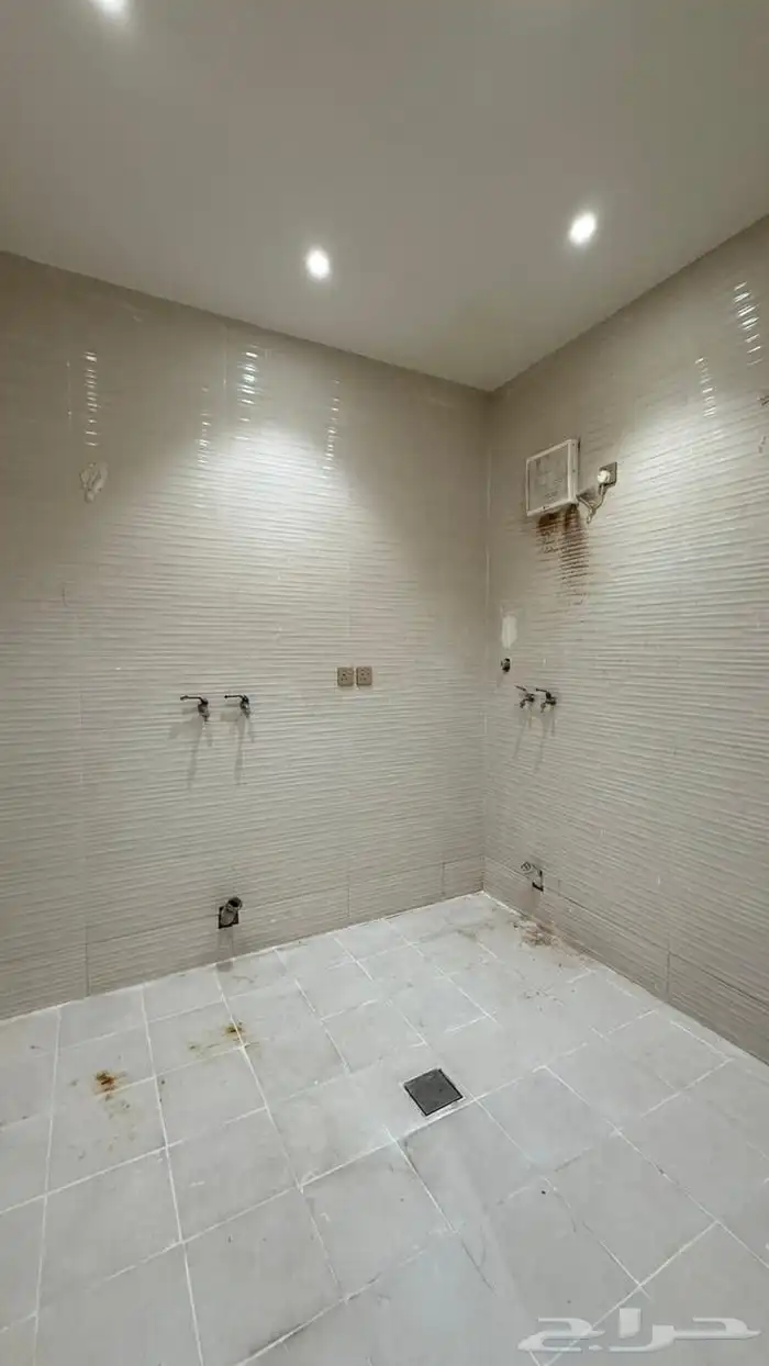 شقه واسعه للايجار حي الصالحيه خمس غرف 16