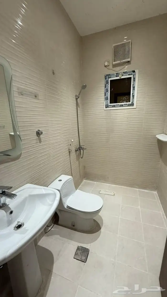 شقه واسعه للايجار حي الصالحيه خمس غرف 2