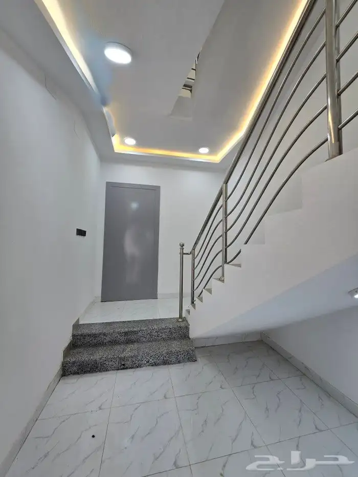 للبيع روف علوى مع ملحق 9غرف بمدخل سياره من650ألف شمال الخميس 4