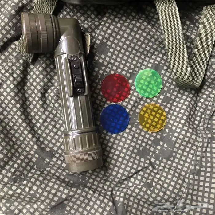 مصباح كشاف نمط عسكري قديم على شكل L 1