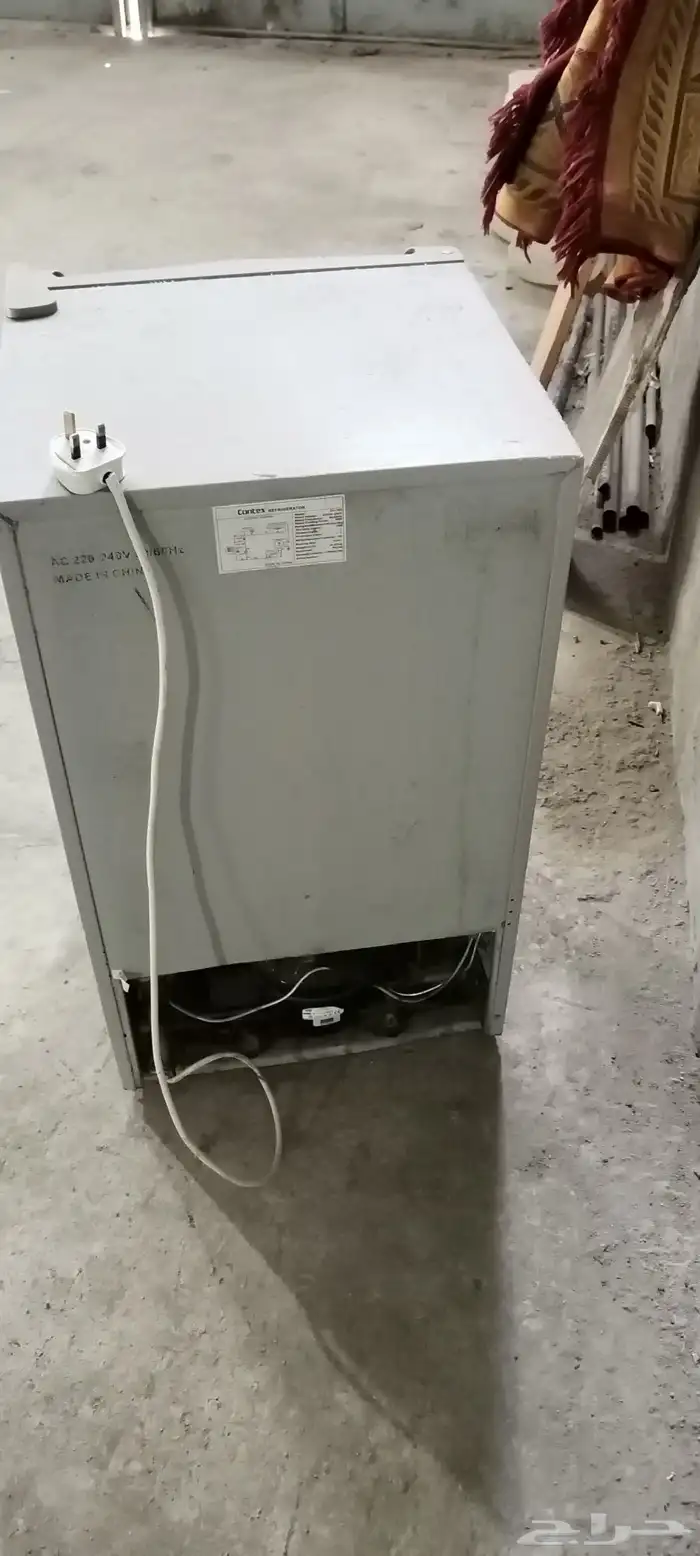 ثلاجة مكتبية تبريد ممتاز البيع بسبب السفر ب100 بس 1