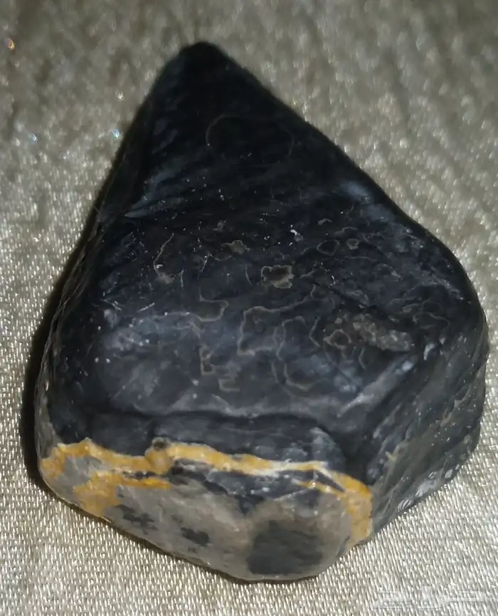black stone in the shape of a spearhead..شكل رأس رمح 6