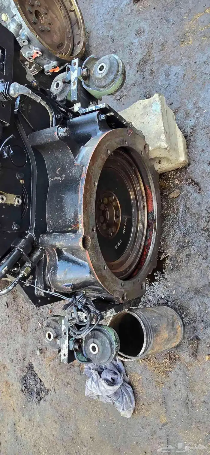 للبيع مكينة فولفو شبه جديدة تركب بوكلينات وشياول ومعدات اسفل 6