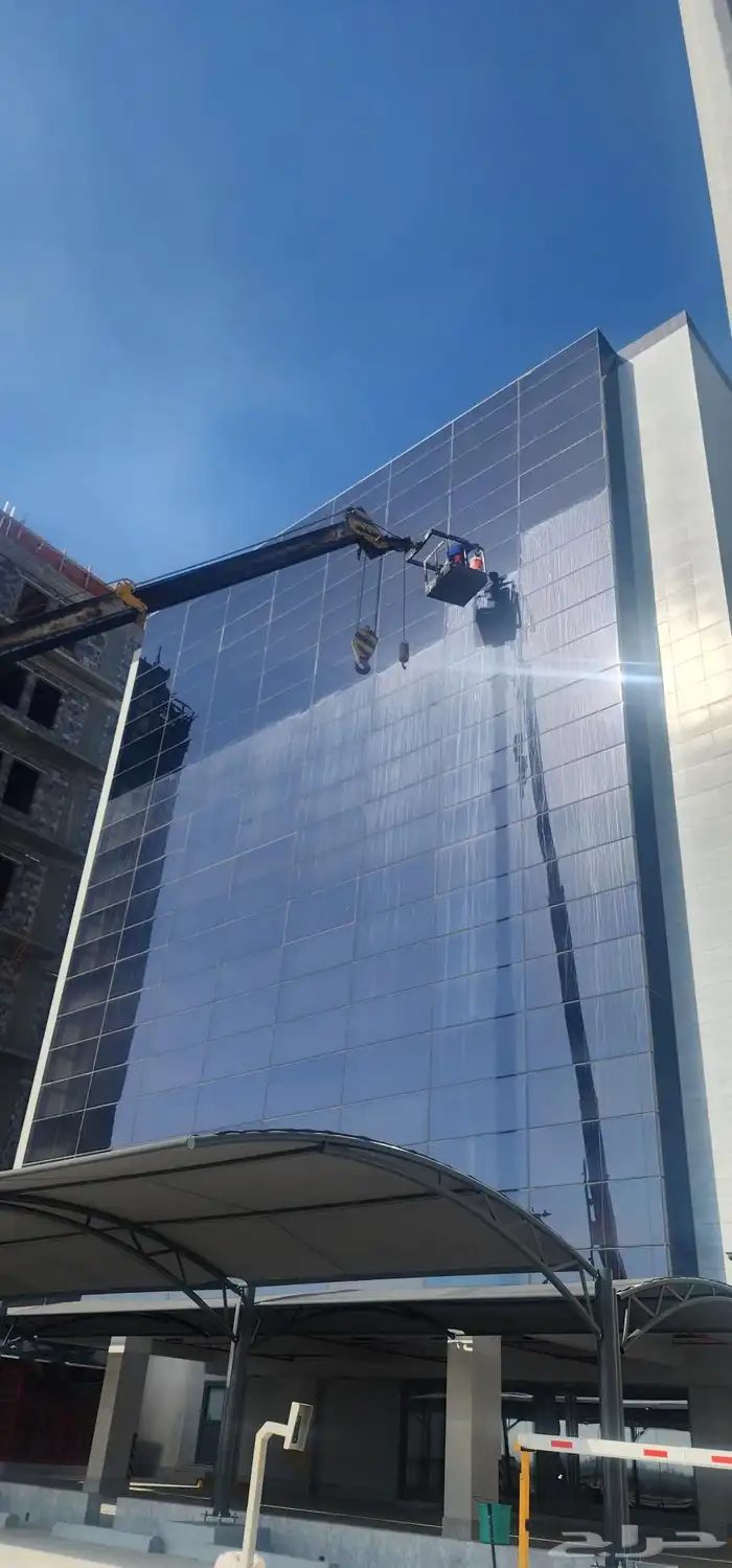 تنظيف واجهات زجاج لمعة فخمة للمحلات والمباني والمراكز 5