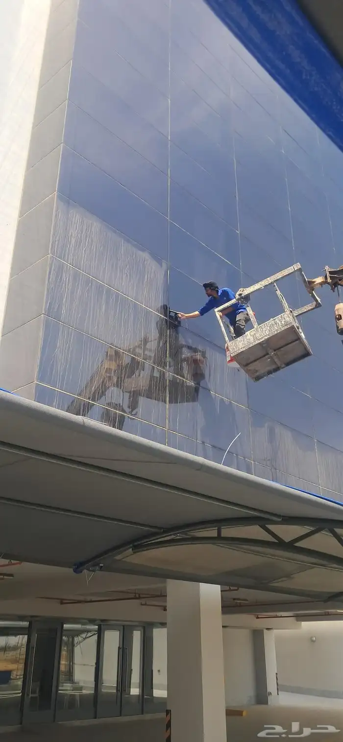تنظيف واجهات زجاج لمعة فخمة للمحلات والمباني والمراكز 6