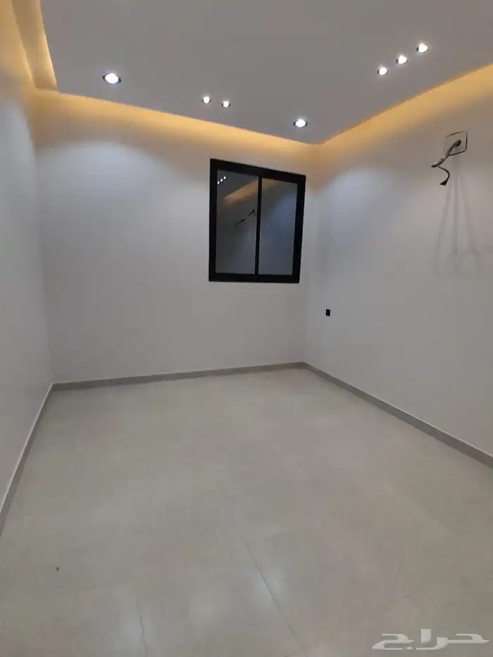 للبيع دور ارضي بمدخل سيارة 6غرف بسعر 520الف بحي الجوهرة 15