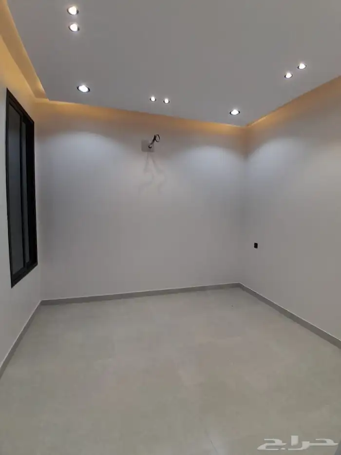 للبيع دور ارضي بمدخل سيارة 6غرف بسعر 520الف بحي الجوهرة 18