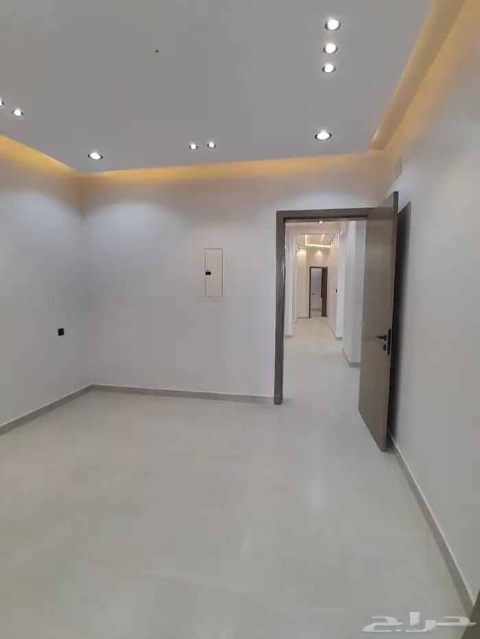 للبيع دور ارضي بمدخل سيارة 6غرف بسعر 520الف بحي الجوهرة 7