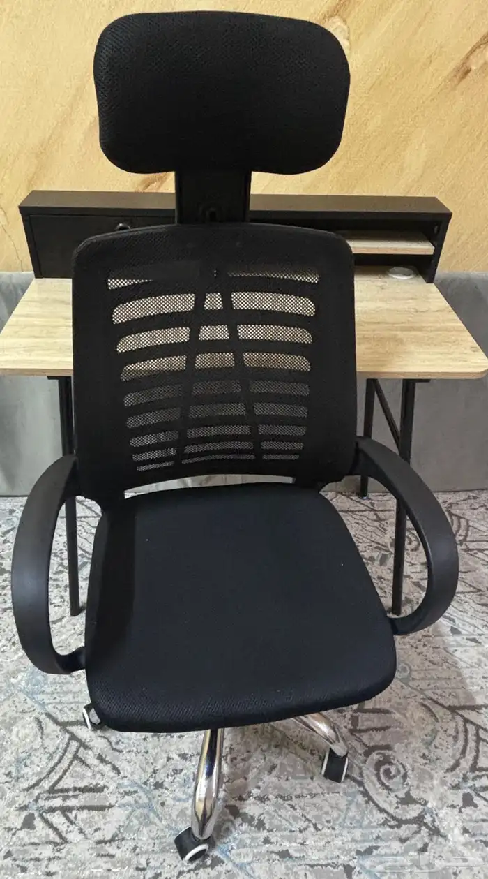 طاولة وكرسي مكتبي للبيع   لون بيج وأسود   شبه جديدة 2