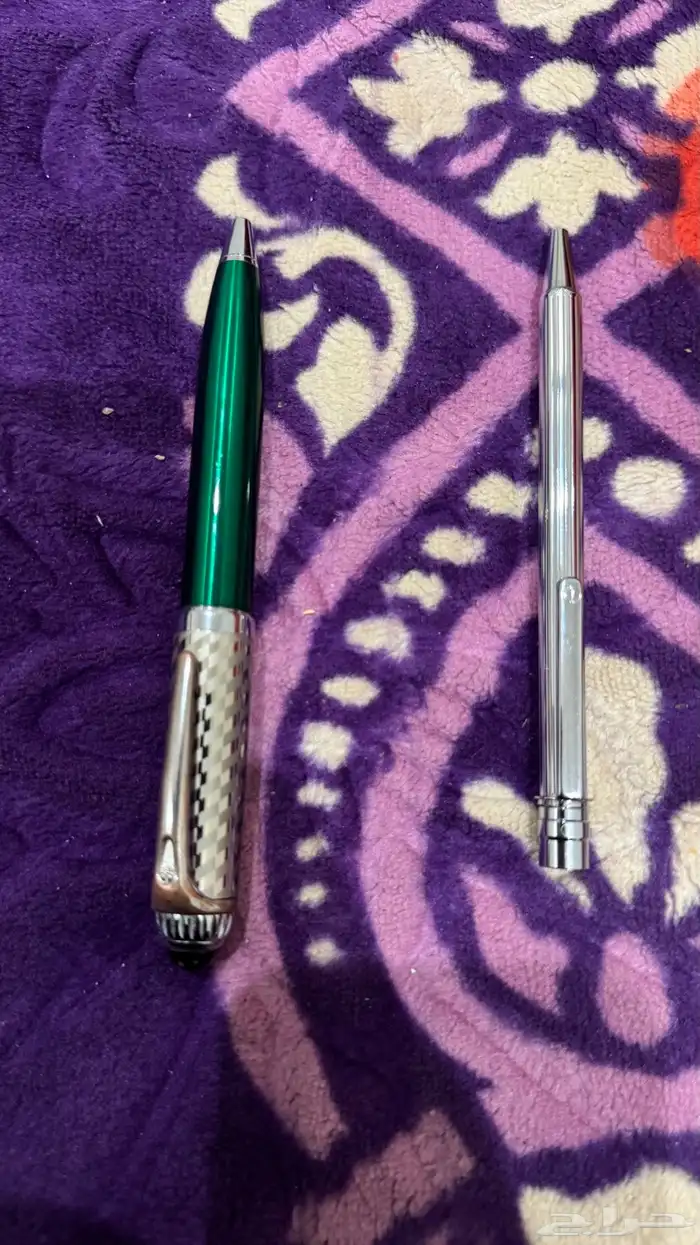 للبيع قلمين الابيض جديد والخضر مستعمل ويكتبن كلهن 1