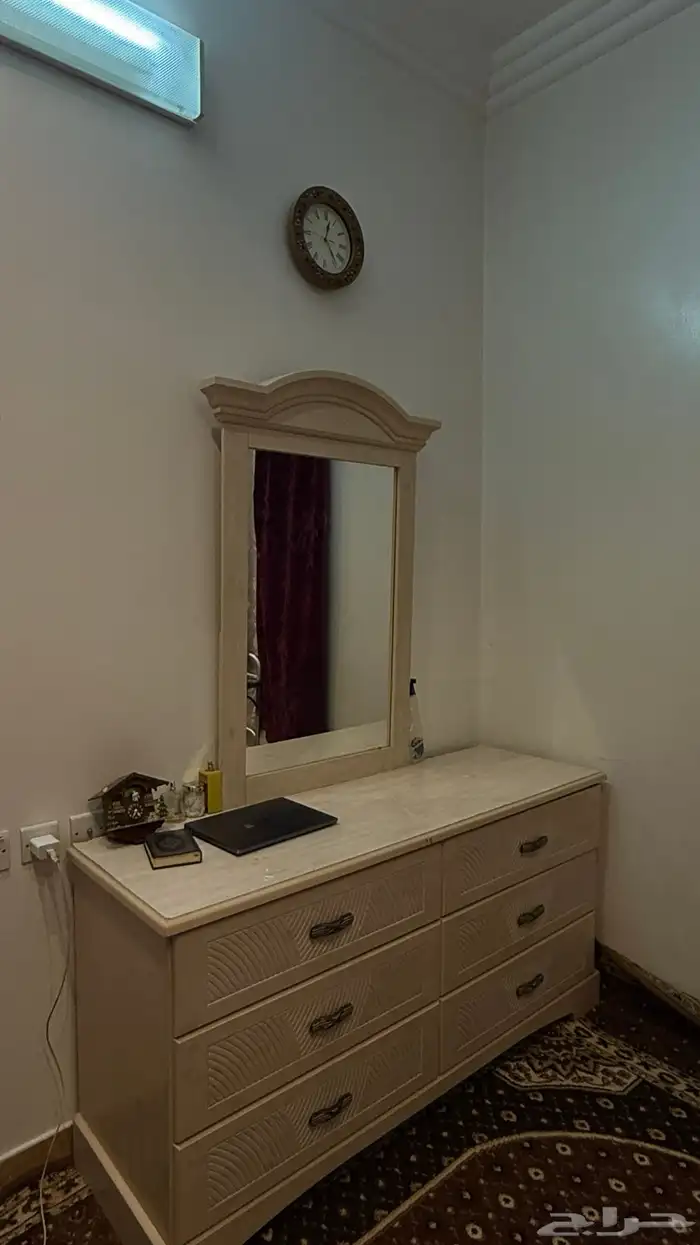 للبيع تسريحة أنيقة لونها أوف وايت  معها مراية كبيرة ثابتة 0