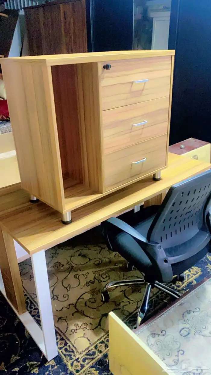 مكتب شبه جديد مع الجناح مع كرسي دوار للبيع بحاله الجديد 0