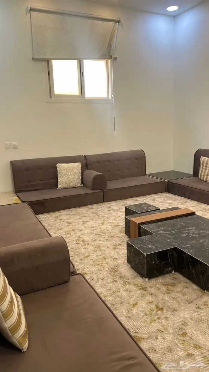 مجلس عربي كامل وطاوله ارضيه شامل الموكيت ب1000 قابل للتفاوض 1