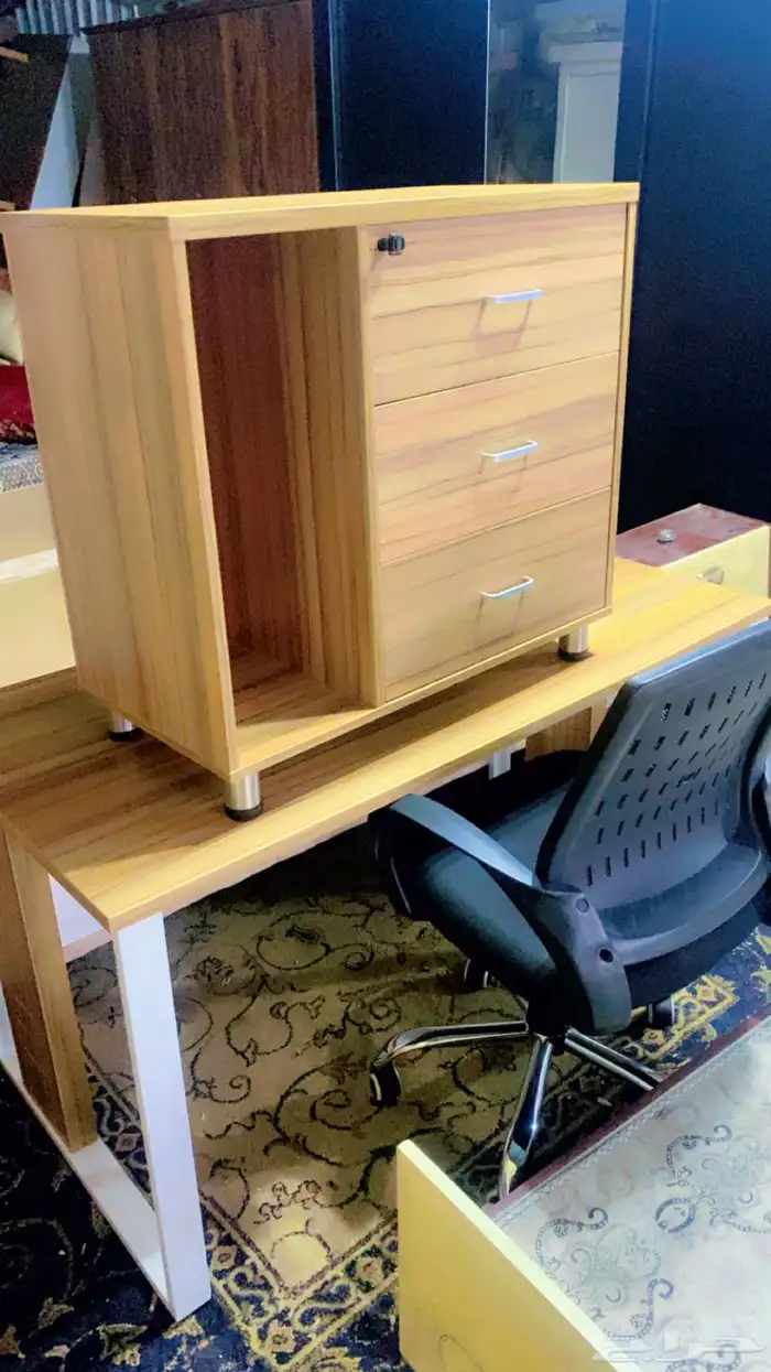 مكتب شبه جديد مع الجناح مع كرسي دوار للبيع بحاله الجديد 1