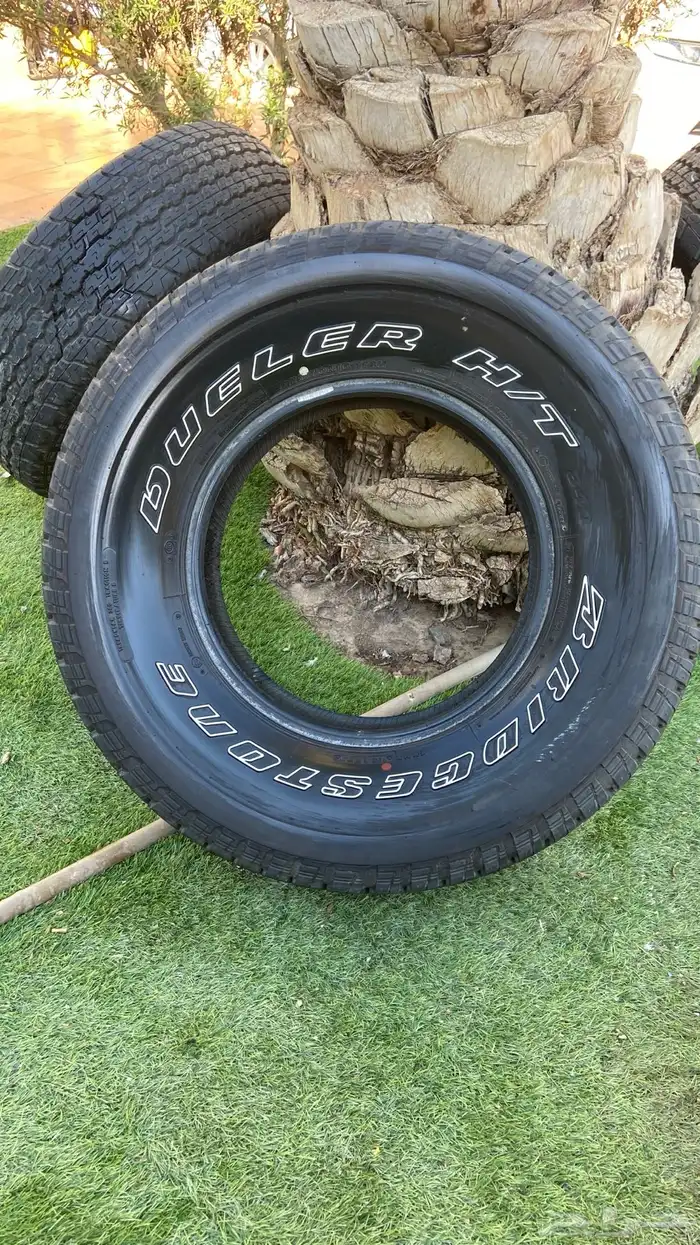 للبيع اربع كفرات برجستون مقاس 275 70R16 ب 900 9