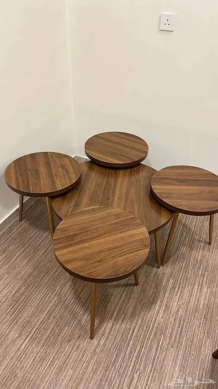 طاوله دائريه مع أربع طاولات خدمه صغيره 1