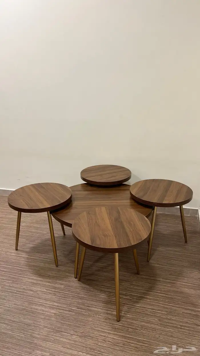 طاوله دائريه مع أربع طاولات خدمه صغيره 0