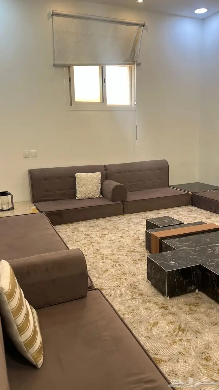 مجلس عربي كامل وطاوله ارضيه شامل الموكيت ب1000 قابل للتفاوض 0