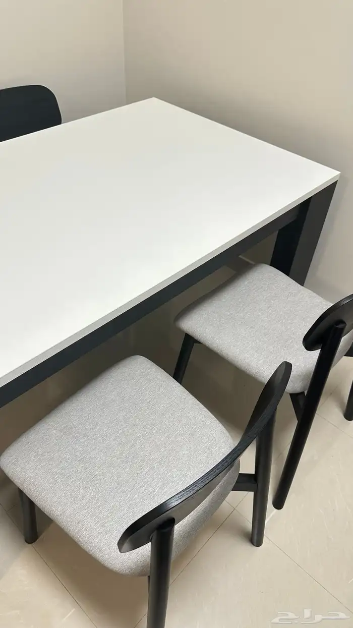 طاولة طعام 4