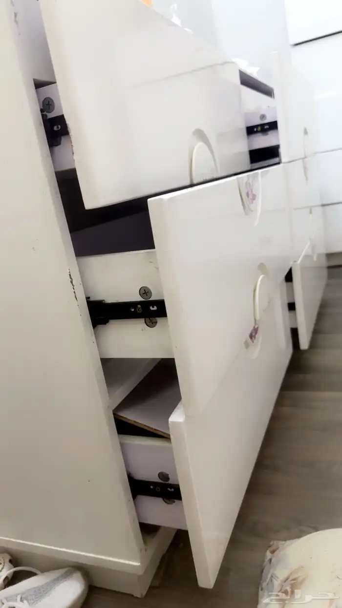 غرفة نوم بمرتبة سرير وكومدينا وحده وتسريحه ب6ادراج وشوفنيرا 3