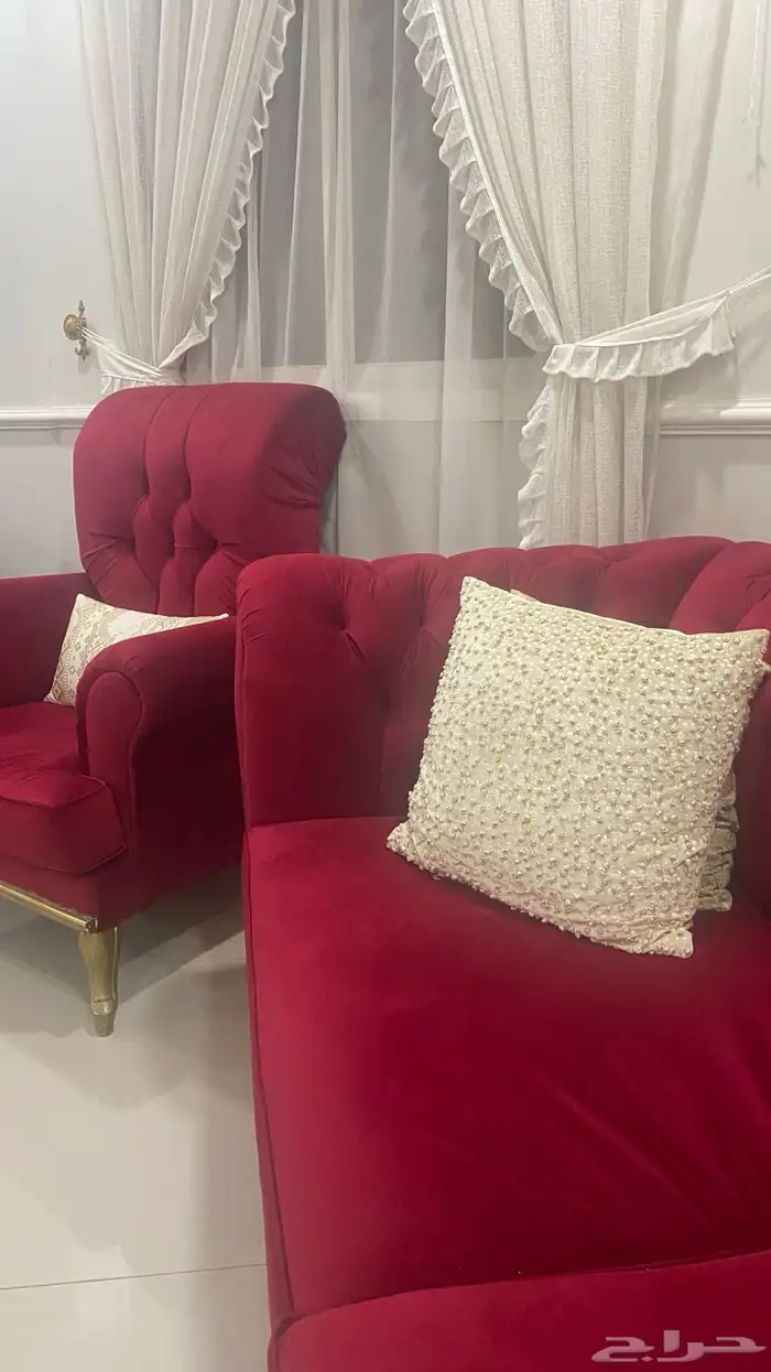 كنب نظيف مع ثلاث ستاير وطاولات 0