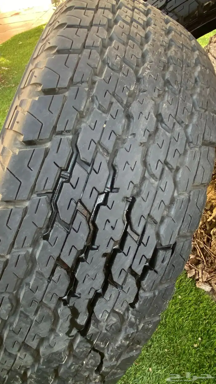 للبيع اربع كفرات برجستون مقاس 275 70R16 ب 900 10