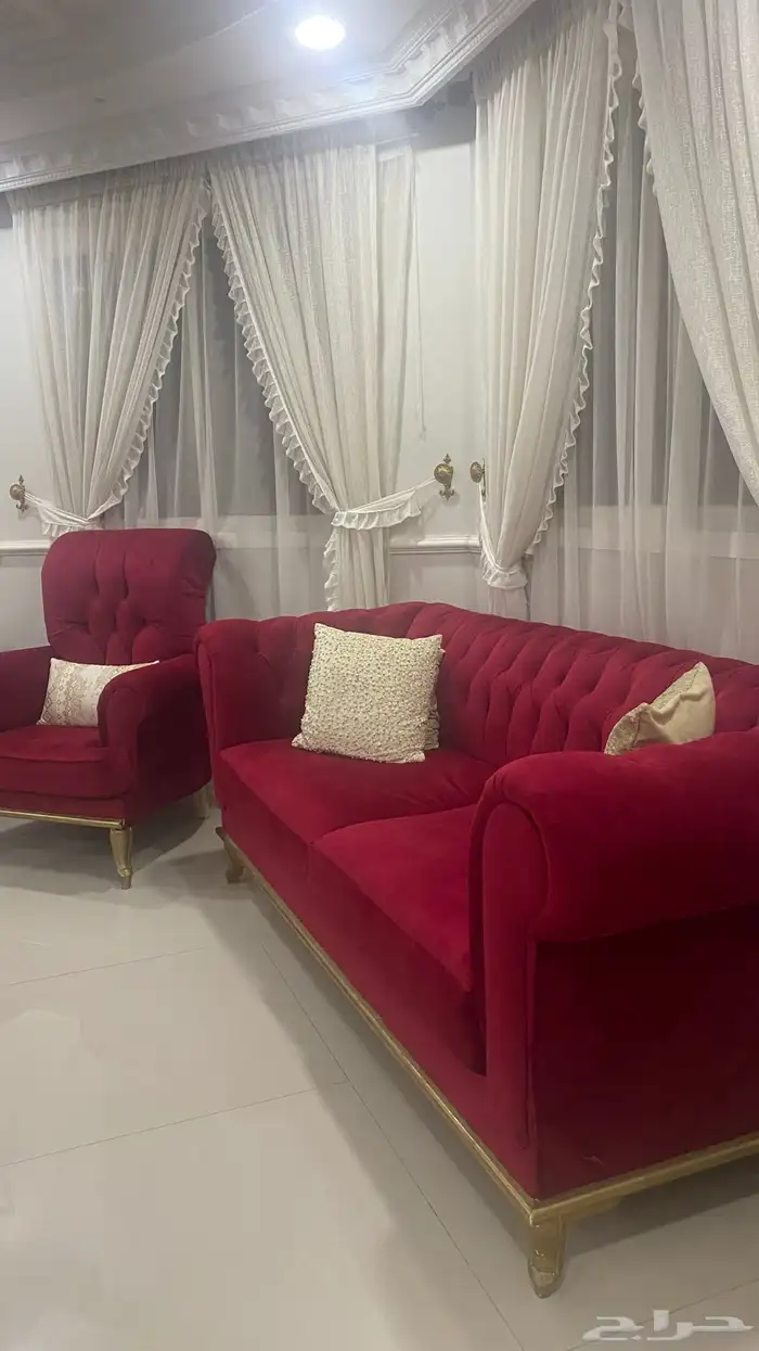 كنب نظيف مع ثلاث ستاير وطاولات 1