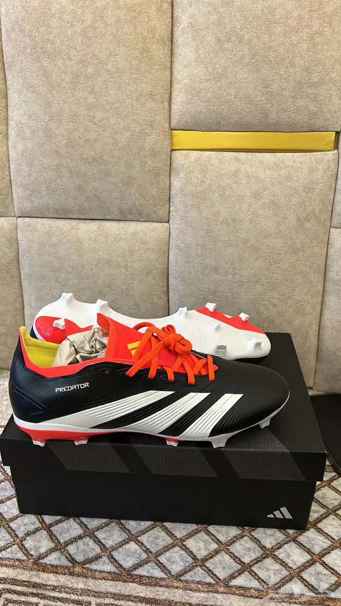 للبيع جواتي أديداس جديد مقاس 44 3