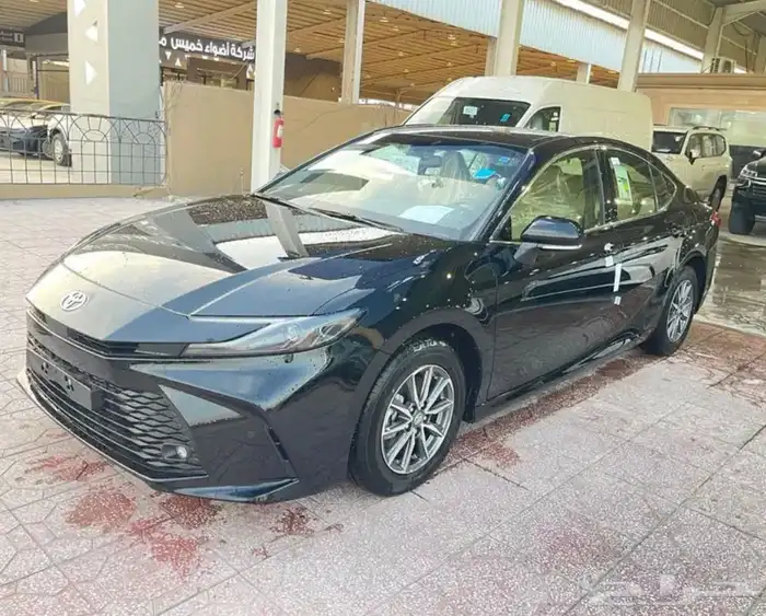 تويوتا كامري موديل 2025 استاندر بنزين لون أسود عرض خاص 2